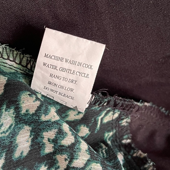 Dressbarn Green and Black Tiered Ruffled Blouse - Picture 6 of 9